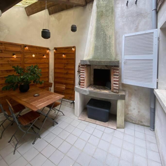 Appartement Charmant Hypercentre Avec Patio Prive Et Parking Orleans Bagian luar foto